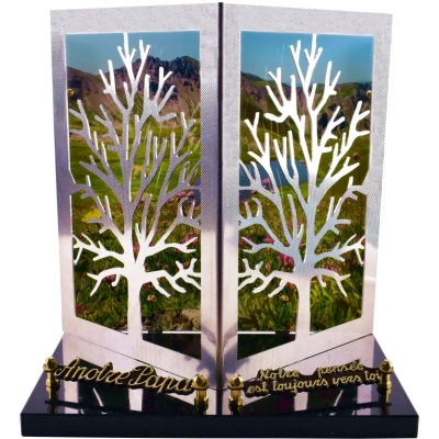 Arbre inox relief montagne fleurs roses lac