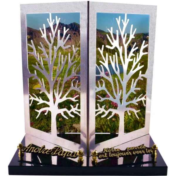 Arbre inox relief montagne fleurs roses lac