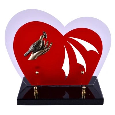 Coeur rouge bronze Colombe dans la Main